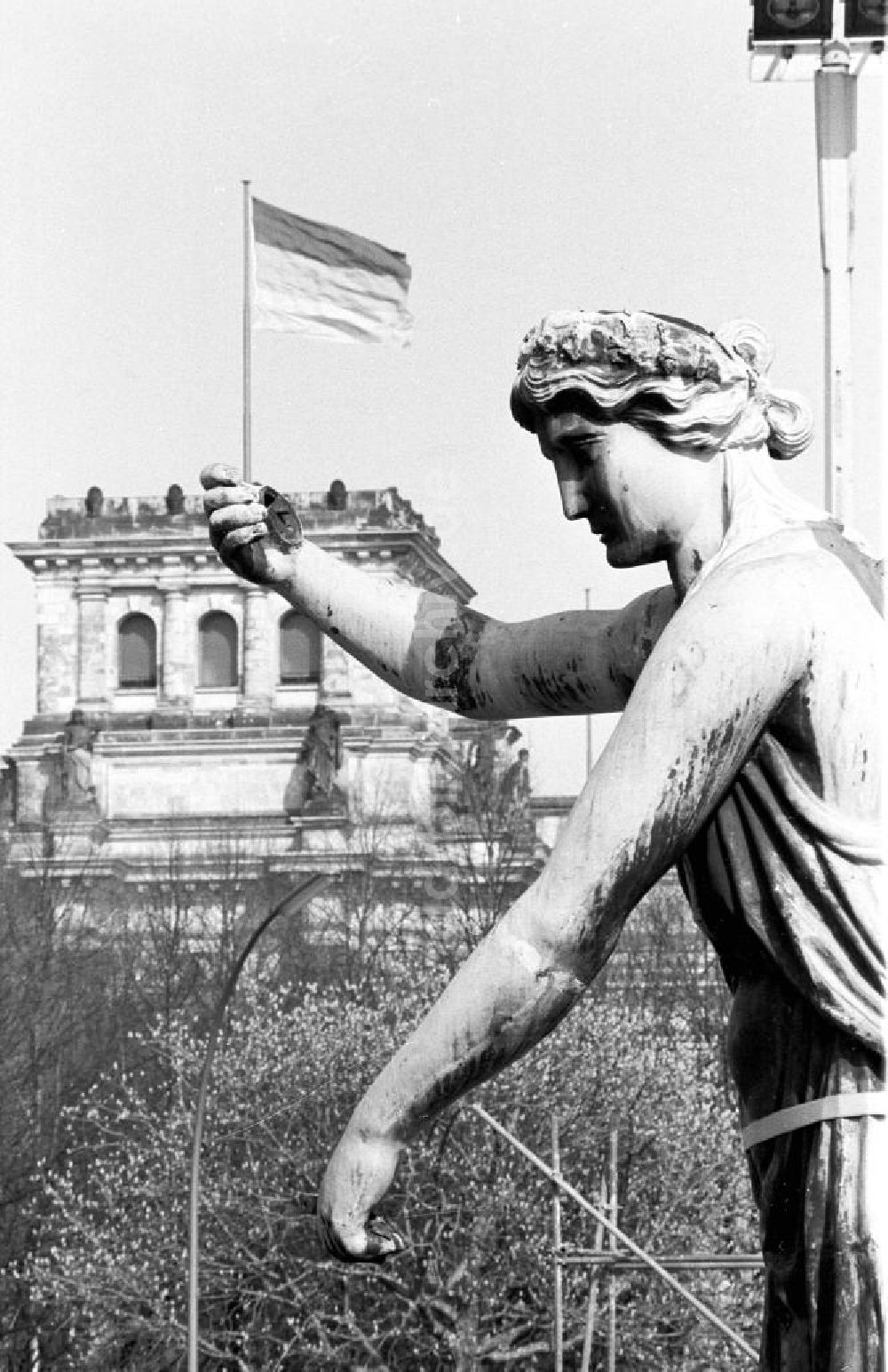 DDR-Bildarchiv: Berlin - Quadriga vom Brandenburger Tor mit Deutschland-Flagge vom Reichs