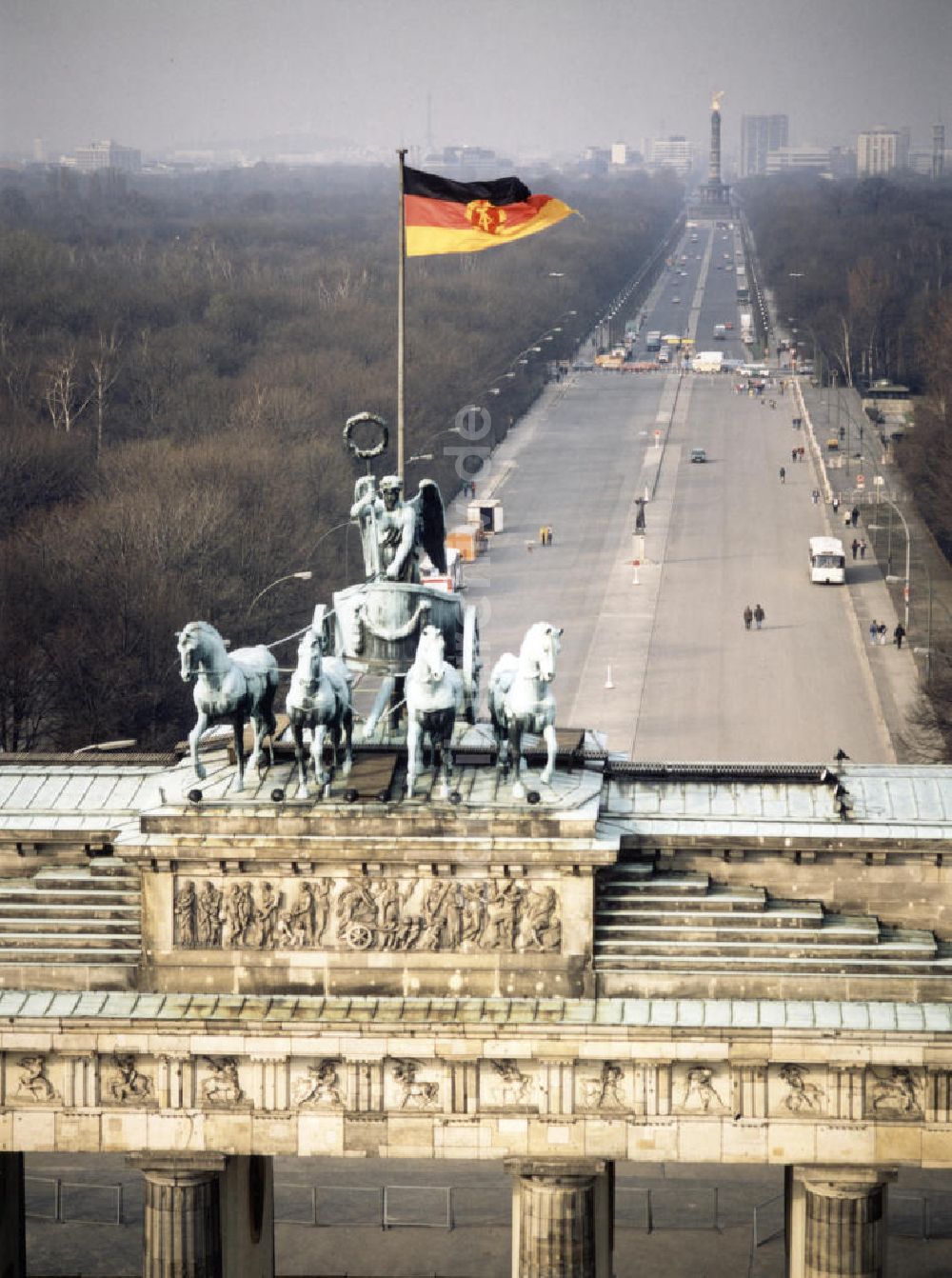 DDR-Bildarchiv: Berlin - Quadriga mit DDR-Flagge Brandenburger Tor Berlin