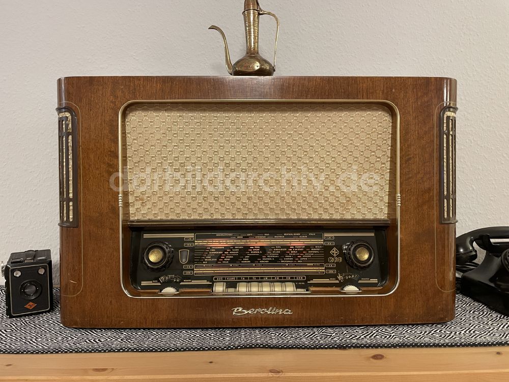 DDR-Fotoarchiv: Berlin - Radio- Empfänger Berolina in einer Wohnung in Berlin auf dem Gebiet der ehemaligen DDR, Deutsche Demokratische Republik
