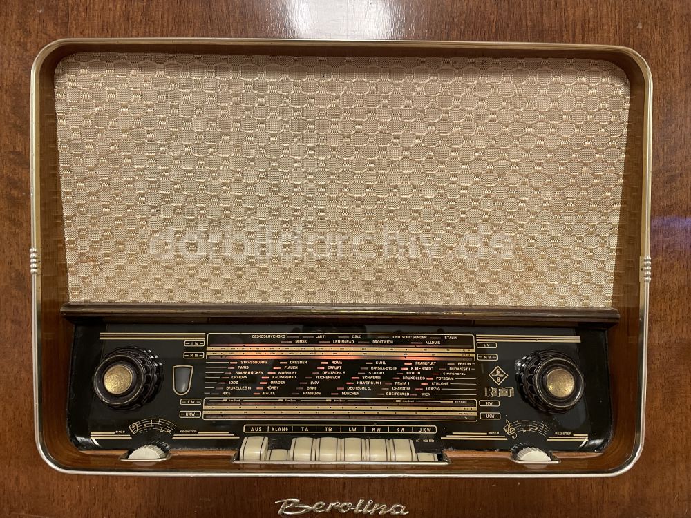 Berlin: Radio- Empfänger Berolina in einer Wohnung in Berlin auf dem Gebiet der ehemaligen DDR, Deutsche Demokratische Republik