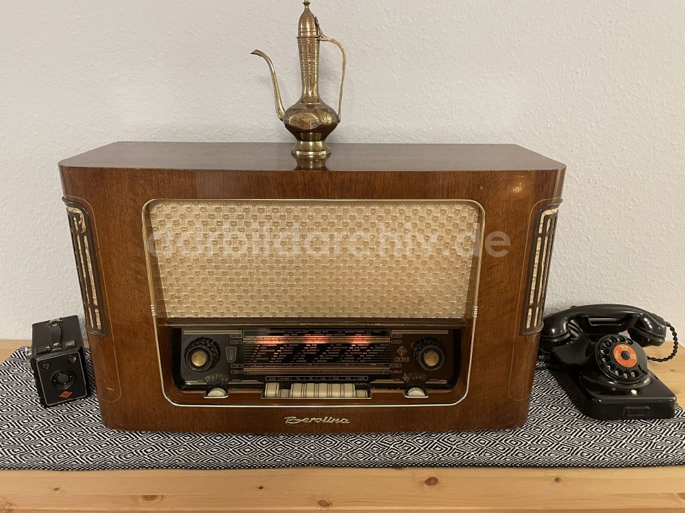 DDR-Bildarchiv: Berlin - Radio- Empfänger Berolina in einer Wohnung in Berlin in der DDR