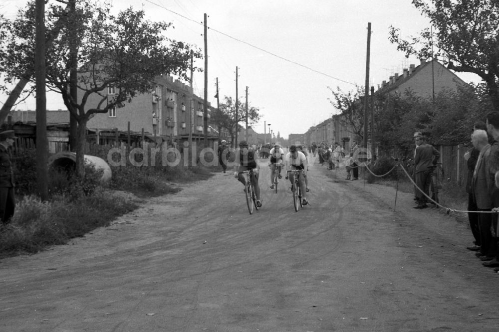 Merseburg: Radrennen- Friedensfahrt durch Merseburg in Sachsen-Anhalt in der DDR