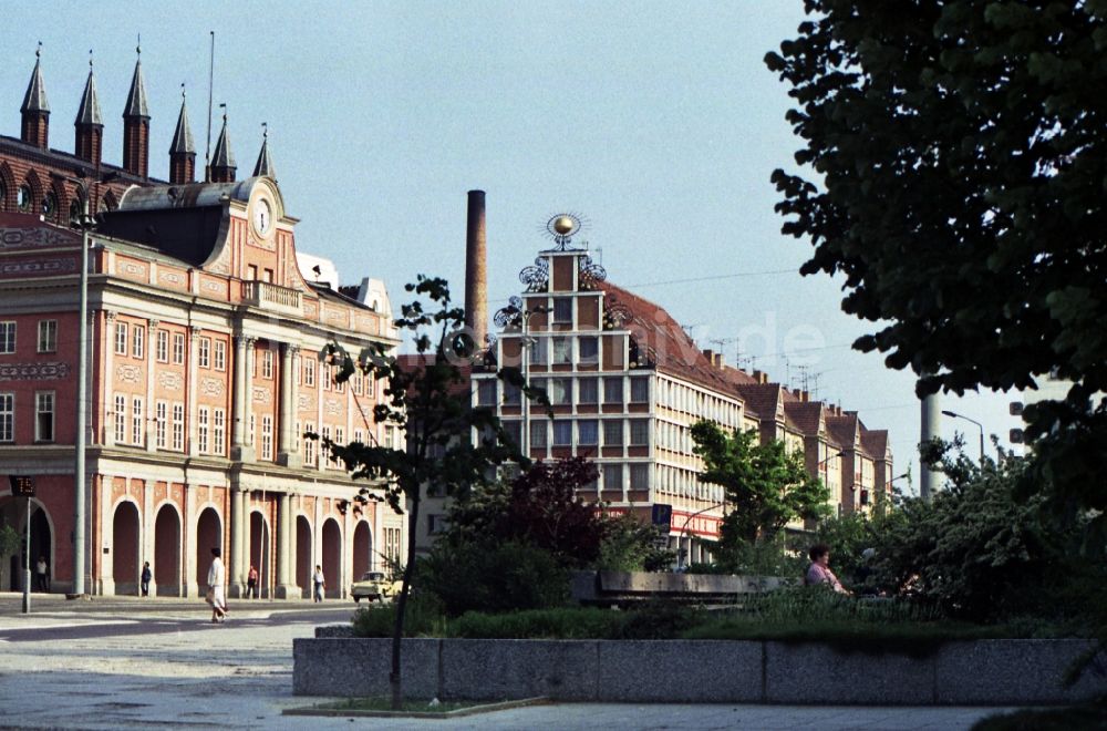 Rostock: Rathausgebäude am Neuen Markt in Rostock in Mecklenburg-Vorpommern in der DDR