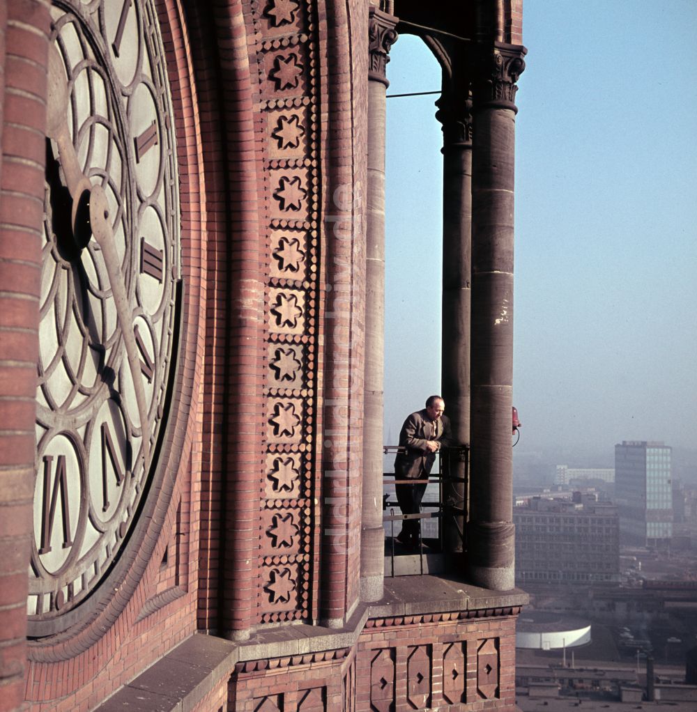 Berlin: Rathausgebäude und Turm- Uhr des Rotes Rathaus in Berlin, Deutschland