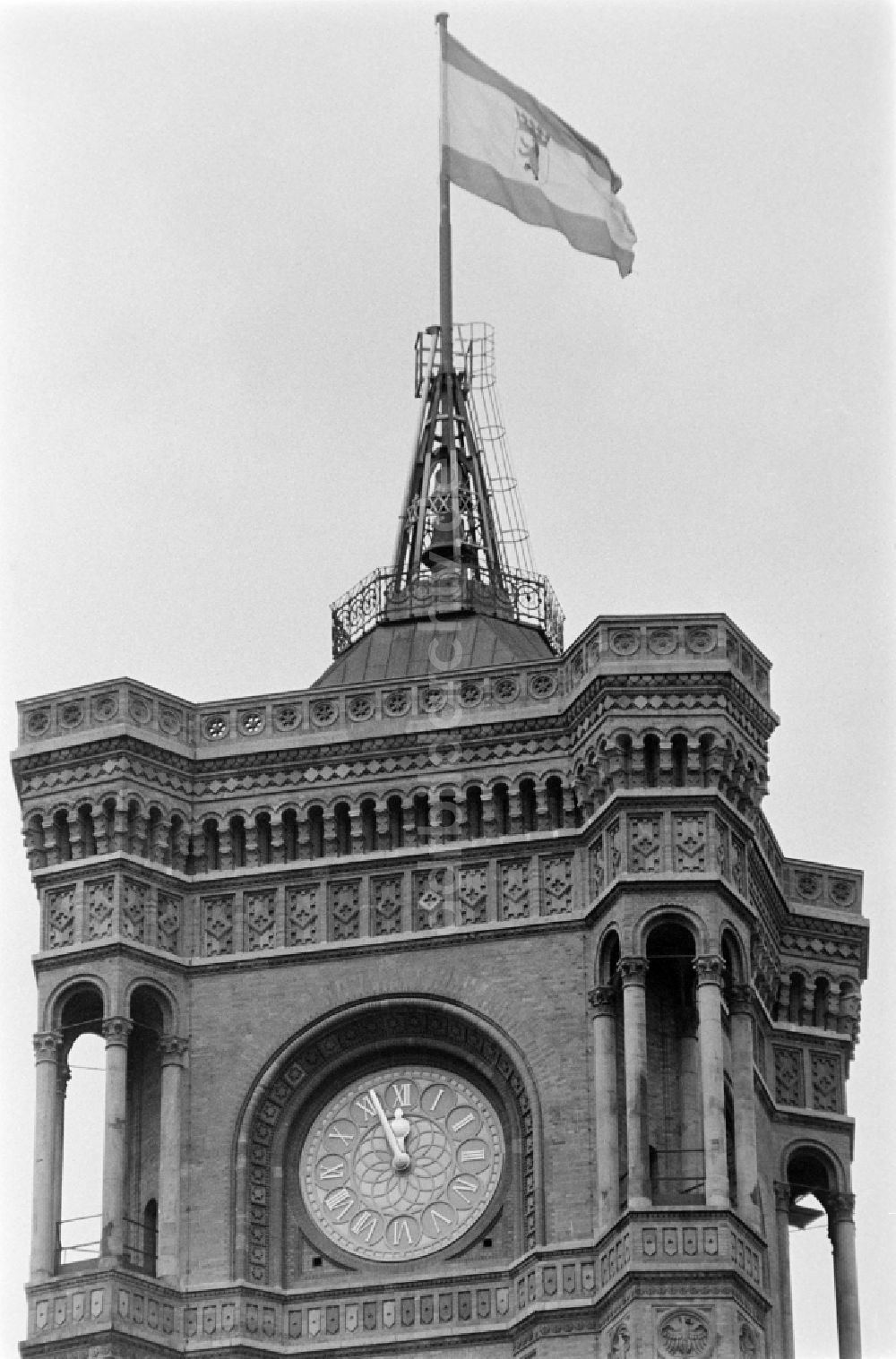 DDR-Fotoarchiv: Berlin - Rathausuhr am Roten Rathaus in Berlin-Mitte