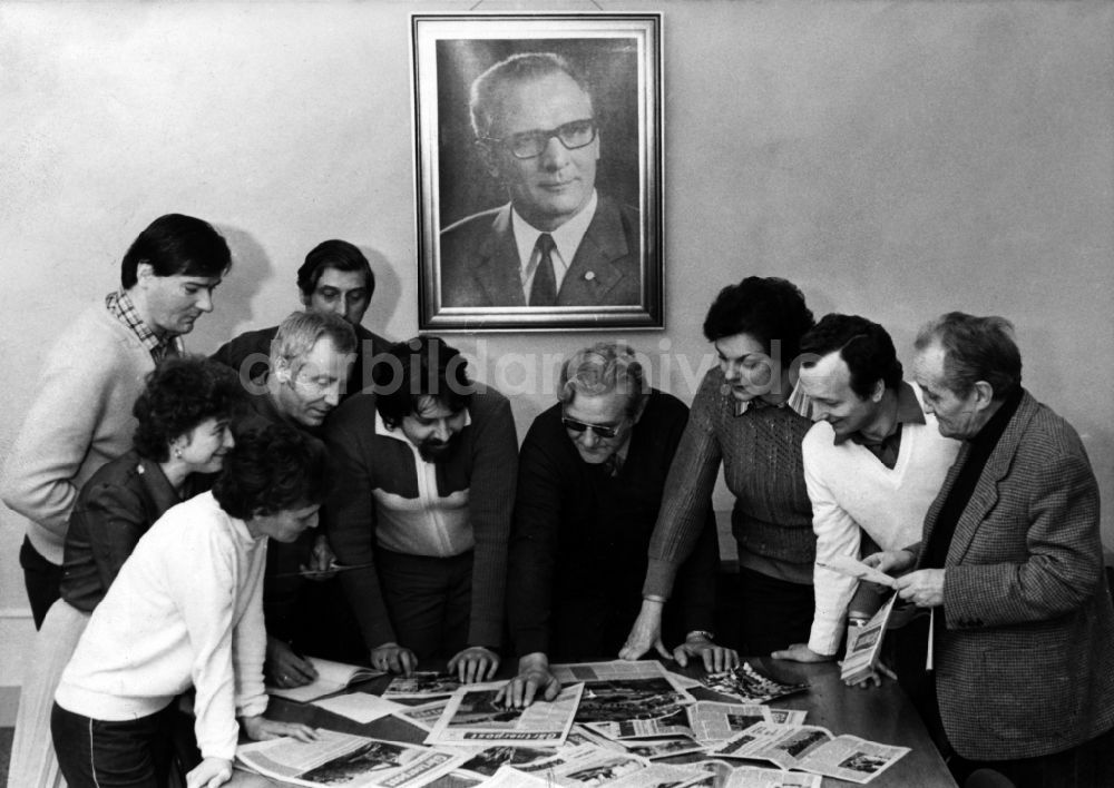 Berlin: Redaktionssitzung in einem Zeitungsverlag in Berlin in der DDR