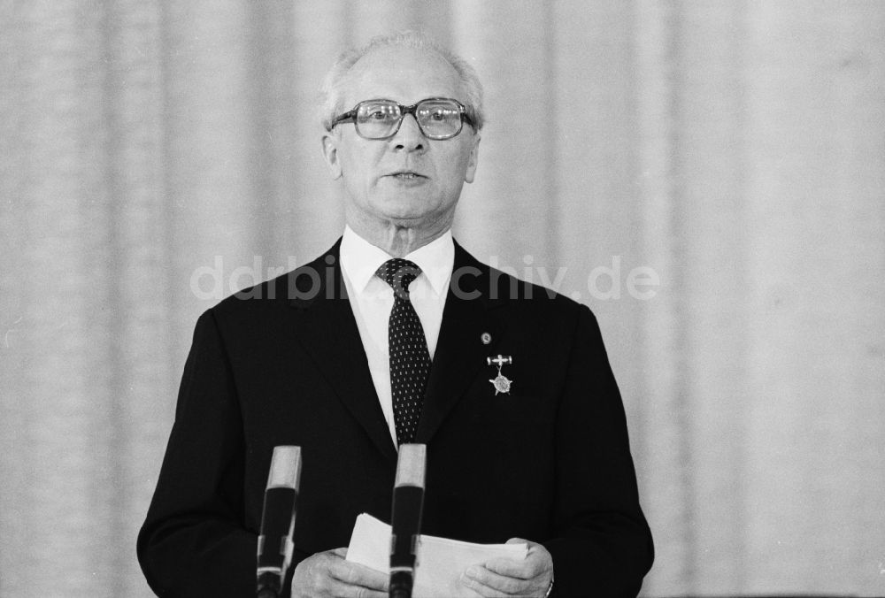 Berlin Mitte: Rede Erich Honeckers im Gebäude des Staatsrates Staatsbesuch des Präsidenten der Demokratische Volksrepublik Korea ( Nordkorea ) in Berlin - Hauptstadt der DDR ( Deutsche Demokratische Republik )