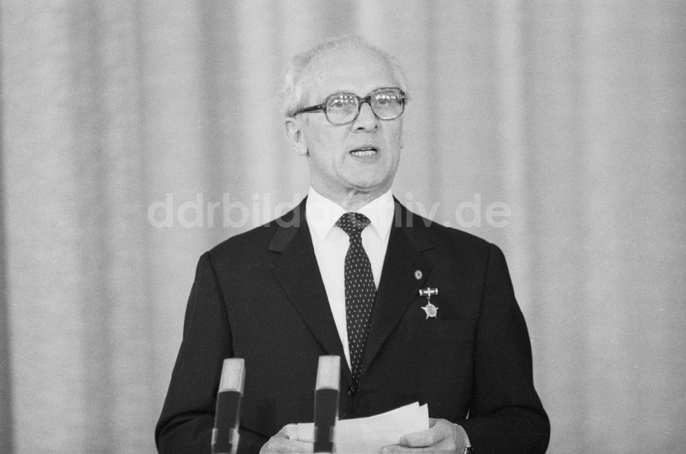 Berlin Mitte: Rede Erich Honeckers im Gebäude des Staatsrates Staatsbesuch des Präsidenten der Demokratische Volksrepublik Korea ( Nordkorea ) in Berlin - Hauptstadt der DDR ( Deutsche Demokratische Republik )
