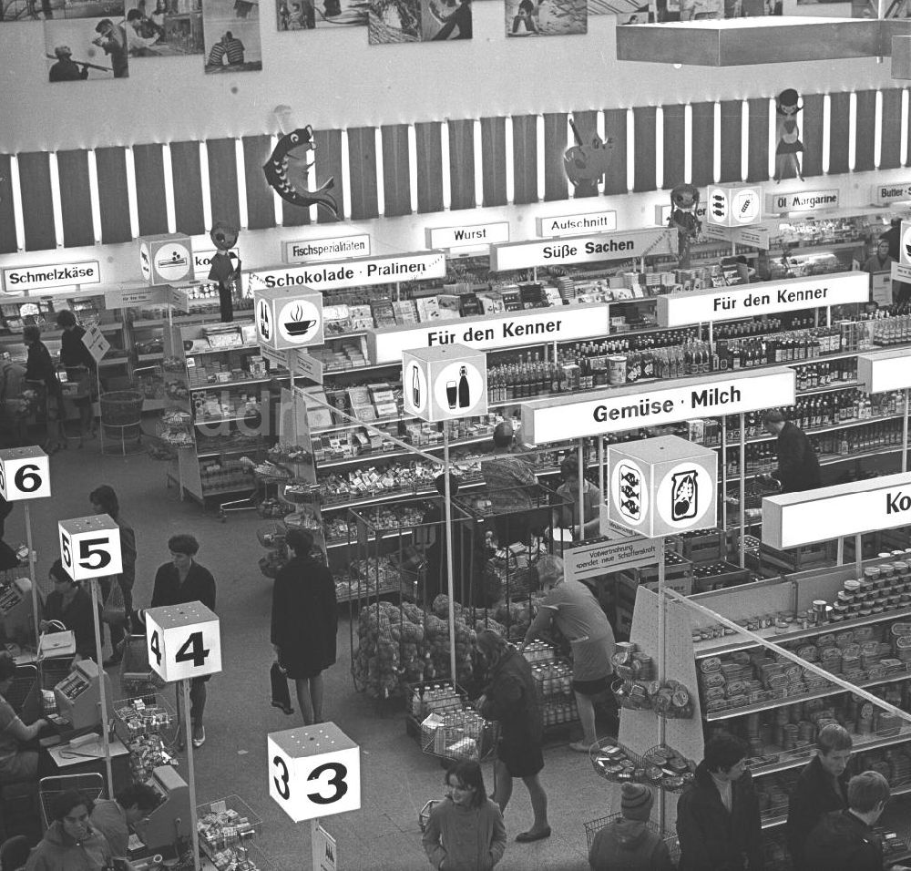 DDR-Fotoarchiv: Rostock - Regalreihen einer Kaufhalle in Rostock