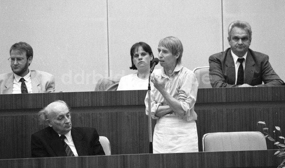 Berlin: Regine Hildebrandt in der Volkskammer in Berlin in der DDR