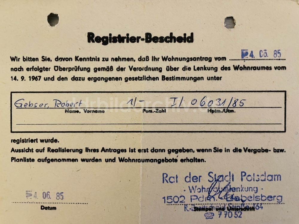 DDR-Bildarchiv: Potsdam - Registrier- Bescheid für einen Wohnungsantrag ausgestellt in Potsdam in Brandenburg in der DDR