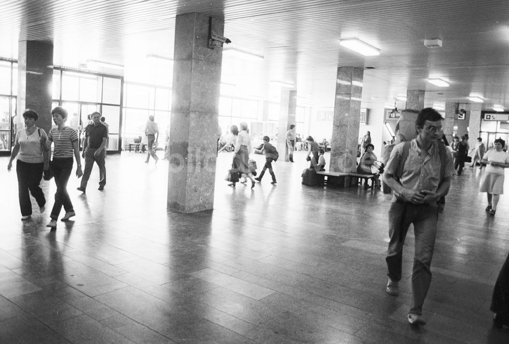 Schönefeld: Reisende in der Eingangshalle im Bahnhof Flughafen Berlin-Schönefeld in Schönefeld in Brandenburg in der DDR
