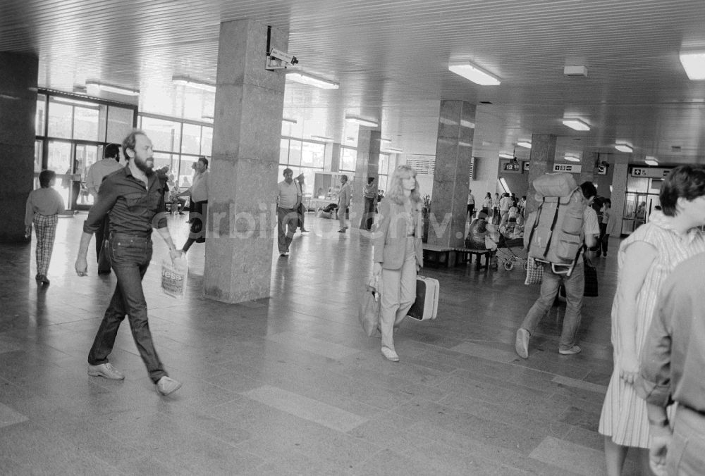 DDR-Bildarchiv: Schönefeld - Reisende in der Eingangshalle im Bahnhof Flughafen Berlin-Schönefeld in Schönefeld in Brandenburg in der DDR