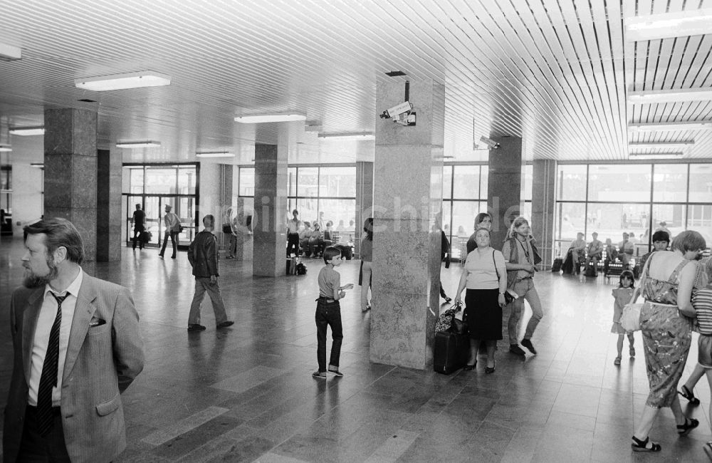 DDR-Fotoarchiv: Schönefeld - Reisende in der Eingangshalle im Bahnhof Flughafen Berlin-Schönefeld in Schönefeld in Brandenburg in der DDR