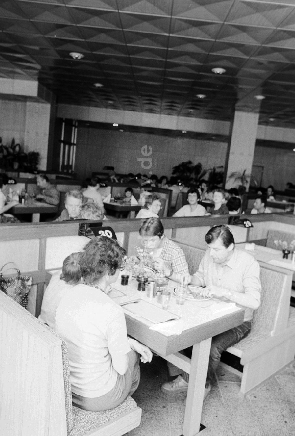 Schönefeld: Reisende im Restaurant im Bahnhof Flughafen Berlin-Schönefeld in Schönefeld in Brandenburg in der DDR