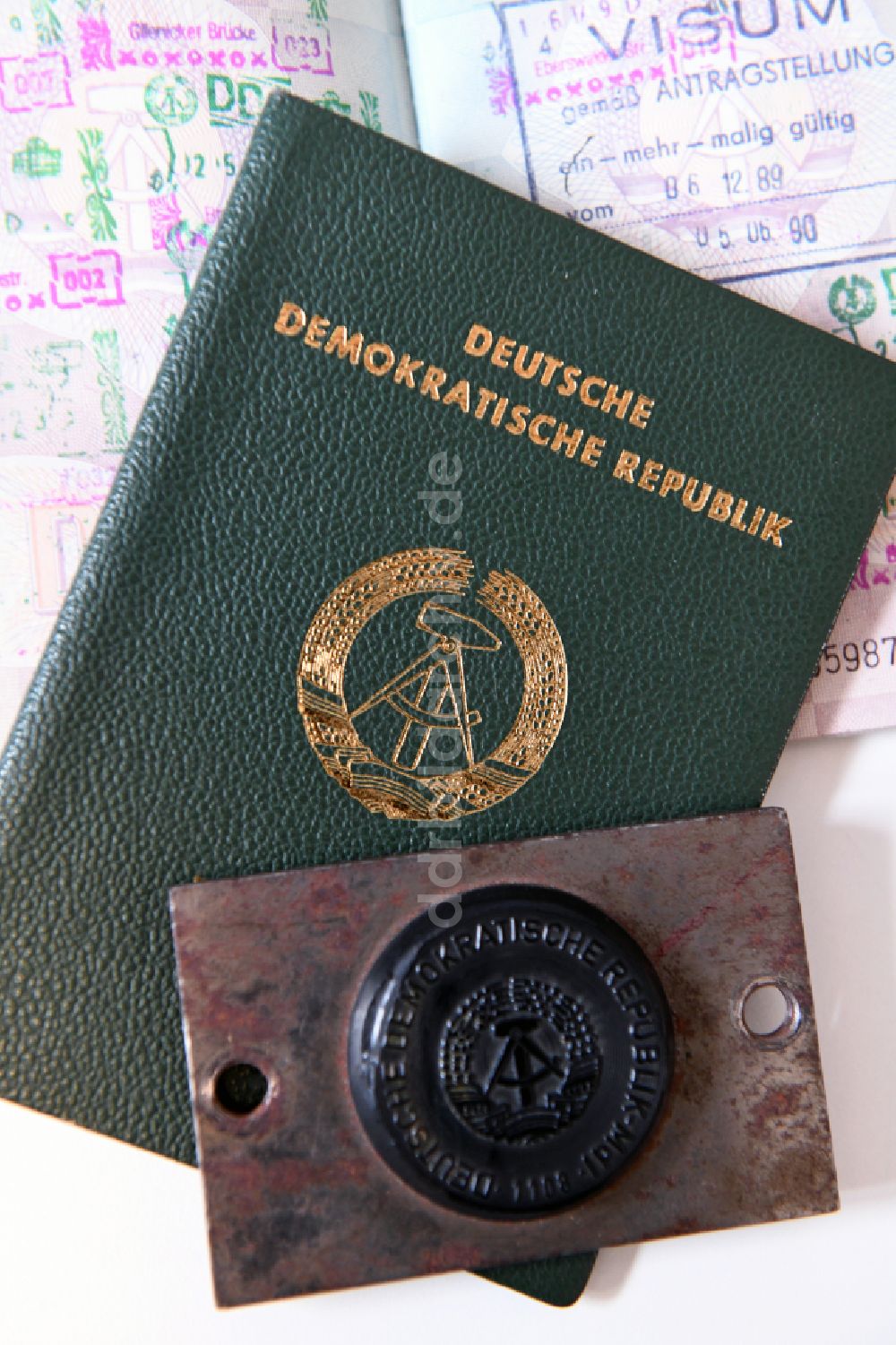 Berlin: Reisepass und Siegel aus der DDR