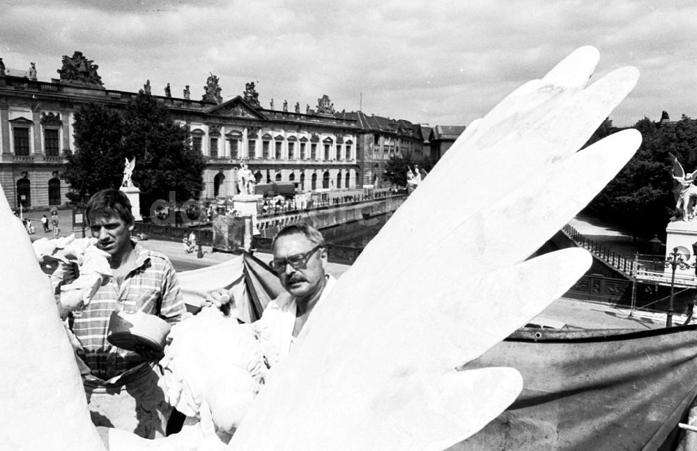 DDR-Fotoarchiv: Berlin-Mitte - Rekonstruktion und Veränderung derr Schinkelschen Schloßbrückenfiguren auf der M