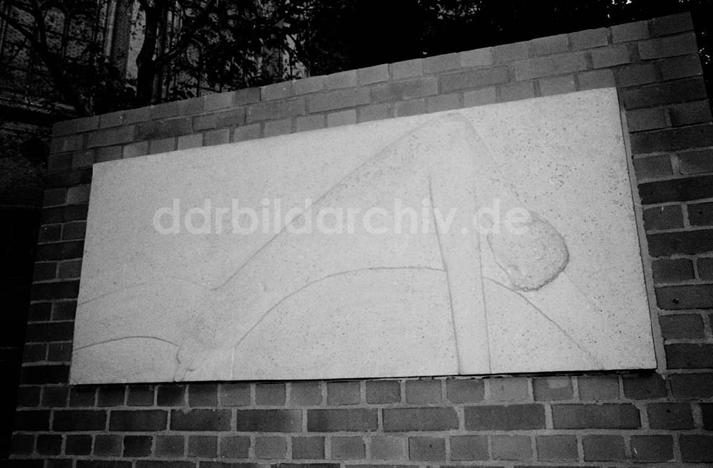 Berlin: Relief an der Gethsemanekirche Foto: Winkler Umschlagnummer: 1283