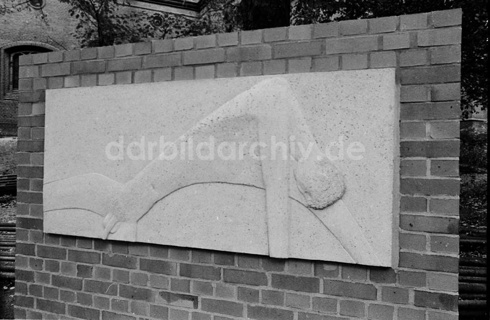 DDR-Bildarchiv: Berlin - Relief an der Gethsemanekirche Foto: Winkler Umschlagnummer: 1283