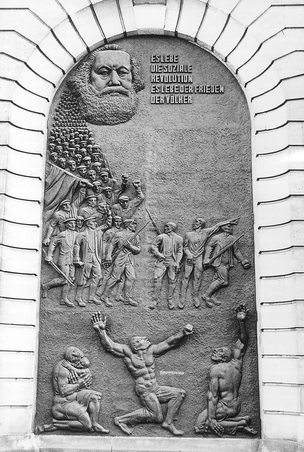 Berlin: Relief an der Westseite des Berliner Stadthauses Berlin 1989