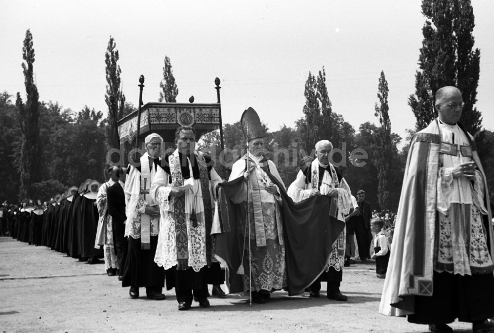 DDR-Fotoarchiv: Dresden - Religionsausübung Fronleichnamsprozession in Dresden in Sachsen in der DDR