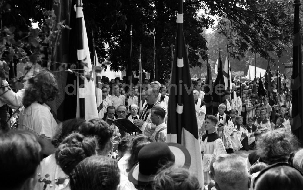 DDR-Fotoarchiv: Dresden - Religionsausübung Fronleichnamsprozession in Dresden in Sachsen in der DDR