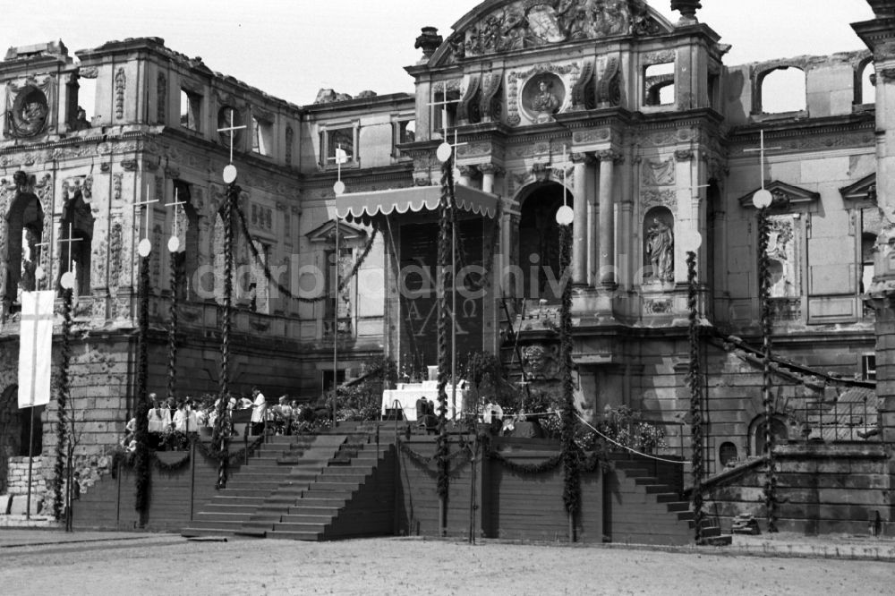Dresden: Religionsausübung Fronleichnamsprozession in Dresden in Sachsen in der DDR