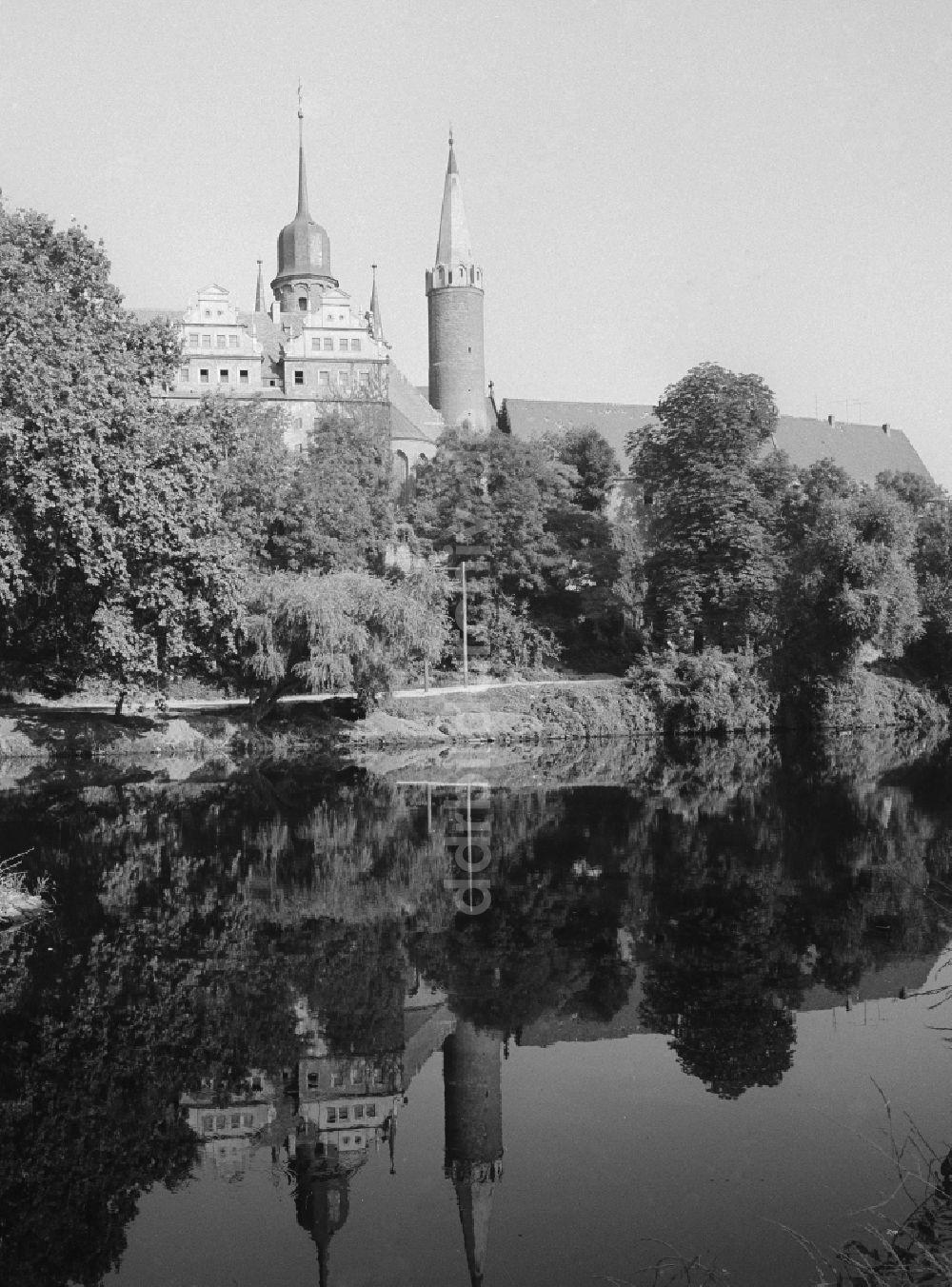 DDR-Fotoarchiv: Merseburg - Renaissance Schloss Merseburg am Ufer der Saale in Merseburg in Sachsen-Anhalt in der DDR