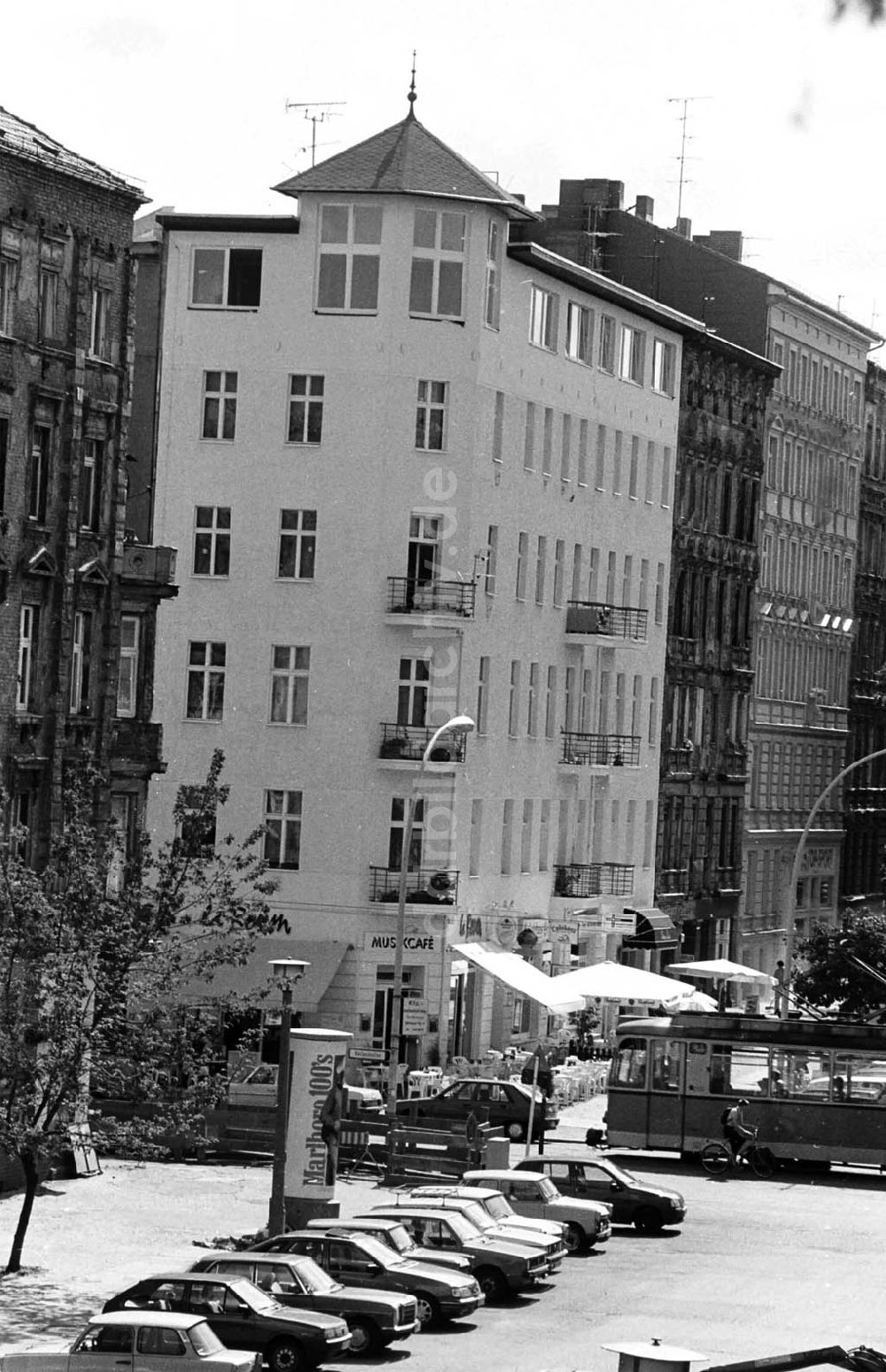 DDR-Fotoarchiv: Berlin - 29.07.92 renovierte Altbauten in Berlin-Prenzlauer Berg