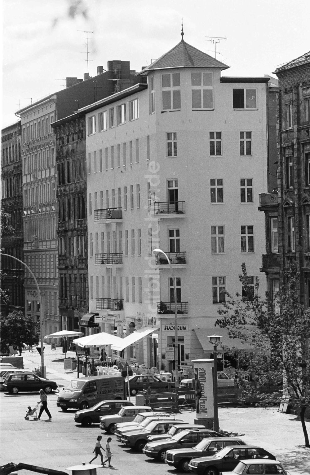 DDR-Fotoarchiv: Berlin / Prenzlauer Berg - renovierte Altbauten in Prenzlauer Berg 29.07.92 Lange Umschlag 1083
