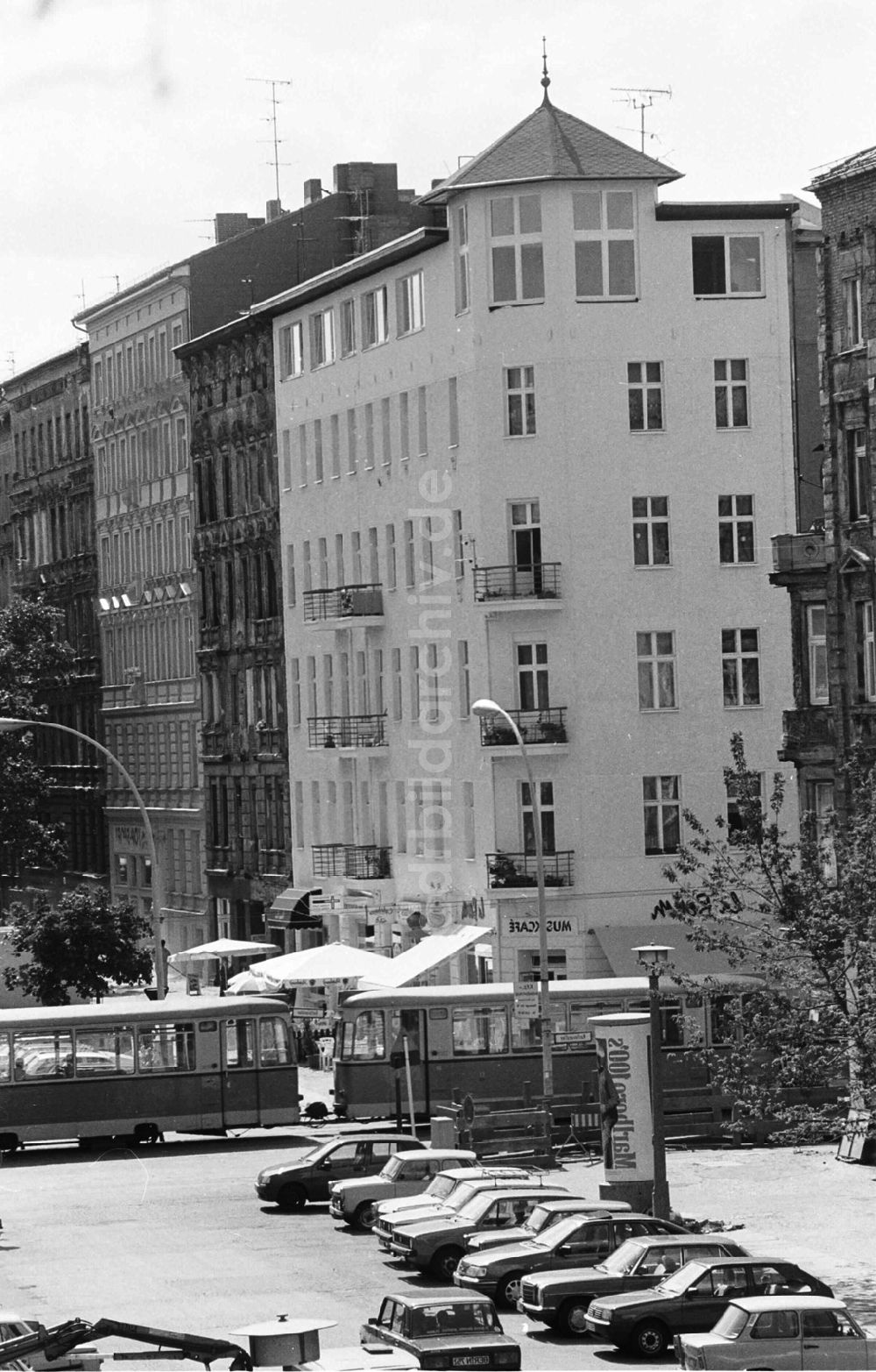 DDR-Bildarchiv: Berlin / Prenzlauer Berg - renovierte Altbauten in Prenzlauer Berg 29.07.92 Lange Umschlag 1083