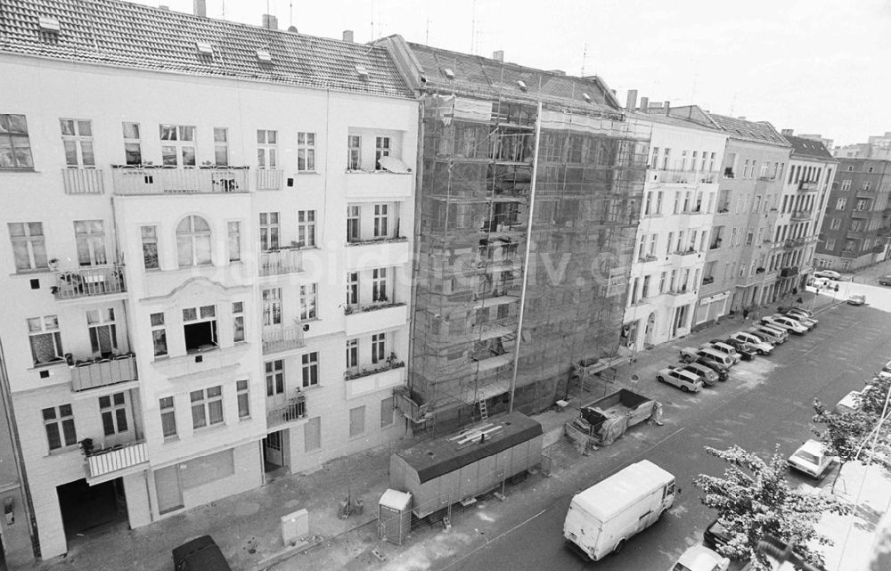 DDR-Bildarchiv: Berlin / Prenzlauer Berg - renovierte Altbauten in Prenzlauer Berg 29.07.92 Lange Umschlag 1083