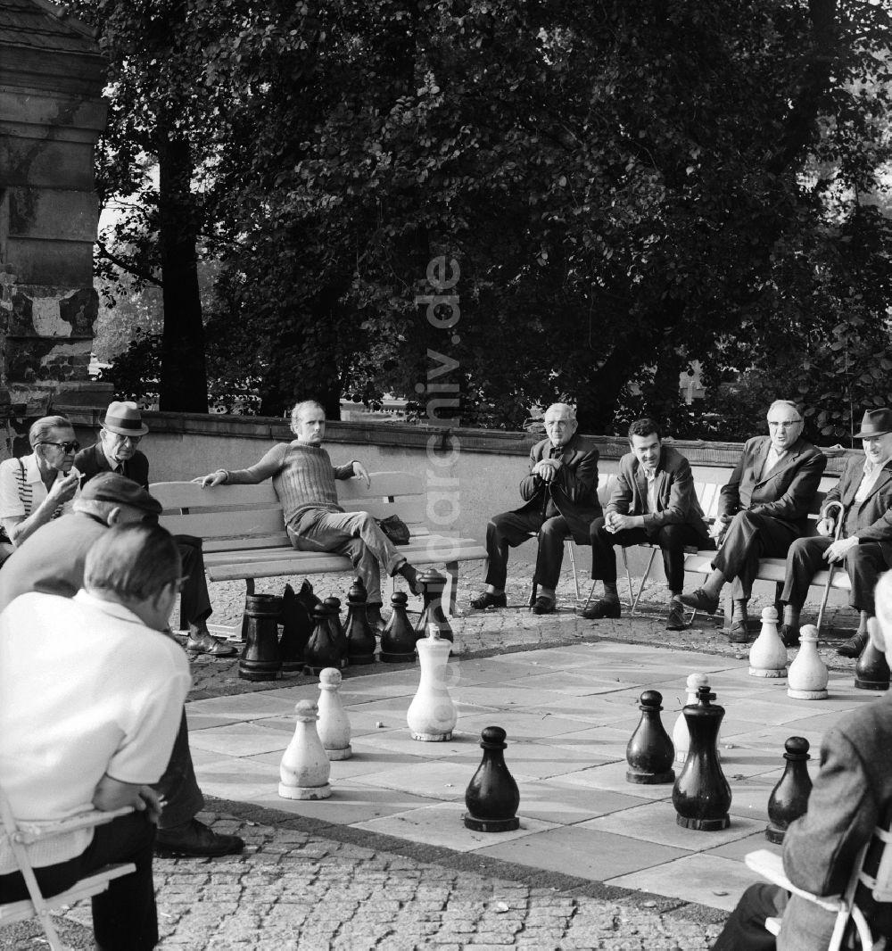 Berlin: Rentner beim Großfiguren Schach spielen mit grossen Figuren in Berlin, der ehemaligen Hauptstadt der DDR, Deutsche Demokratische Republik