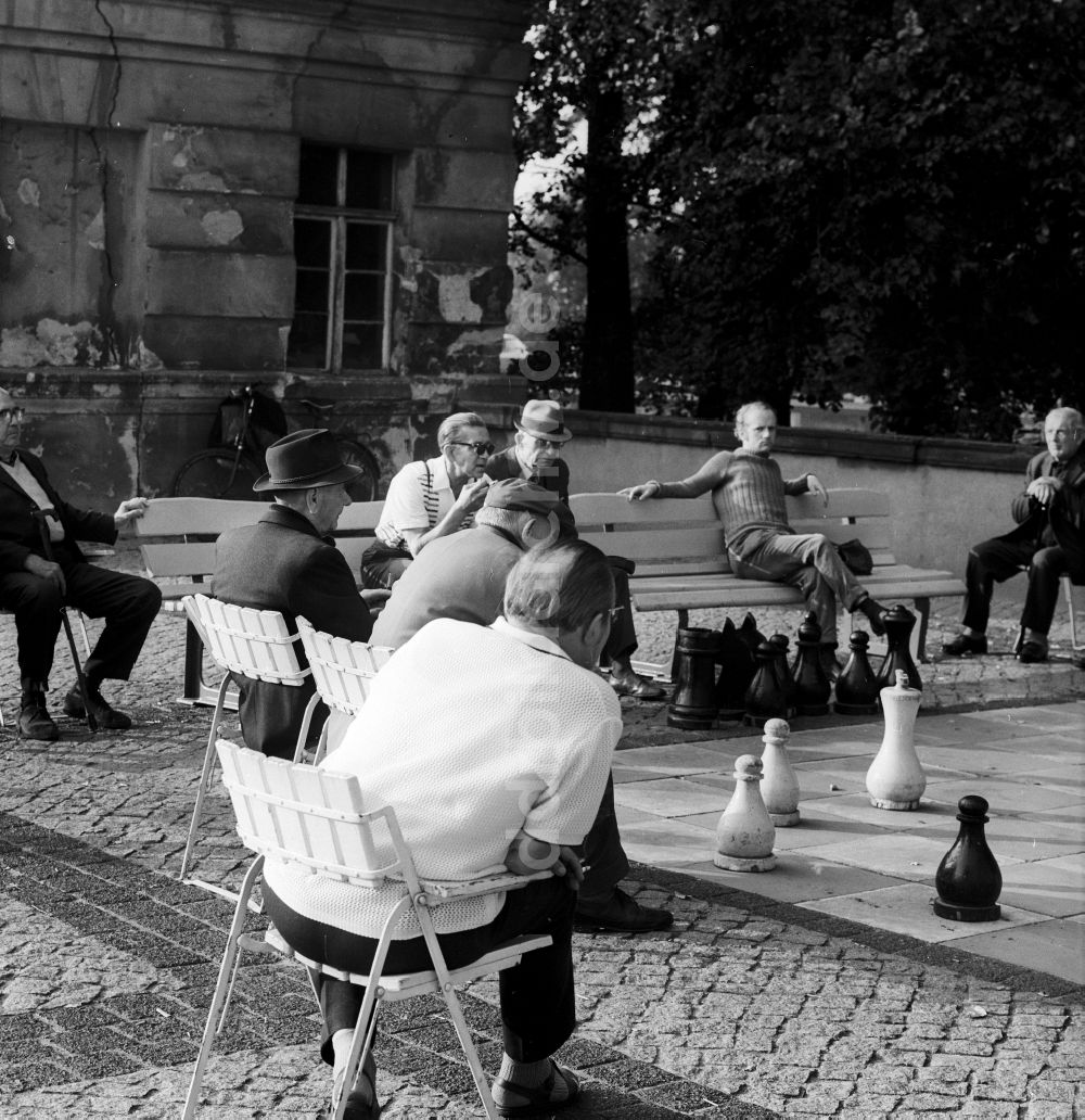 DDR-Bildarchiv: Berlin - Rentner beim Großfiguren Schach spielen mit grossen Figuren in Berlin, der ehemaligen Hauptstadt der DDR, Deutsche Demokratische Republik