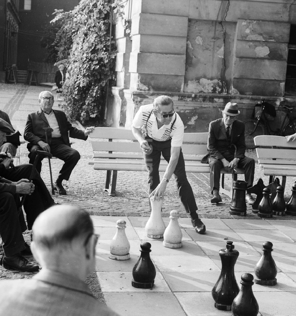 DDR-Fotoarchiv: Berlin - Rentner beim Großfiguren Schach spielen mit grossen Figuren in Berlin, der ehemaligen Hauptstadt der DDR, Deutsche Demokratische Republik