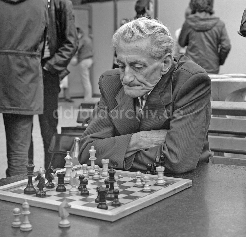 DDR-Fotoarchiv: Berlin - Rentner beim Schachspiel an einem Schachbrett in Berlin in der DDR