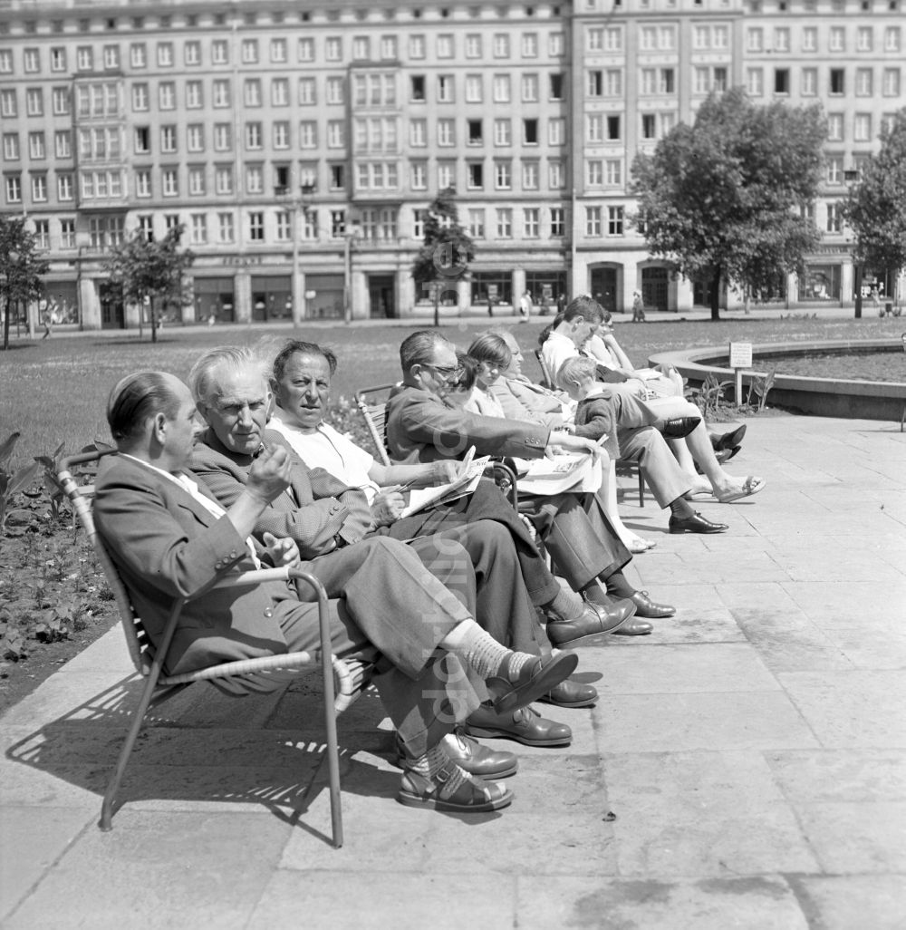 DDR-Bildarchiv: Magdeburg - Rentner sitzen auf einer Parkbank im Zentrum von Magdeburg in Sachsen - Anhalt