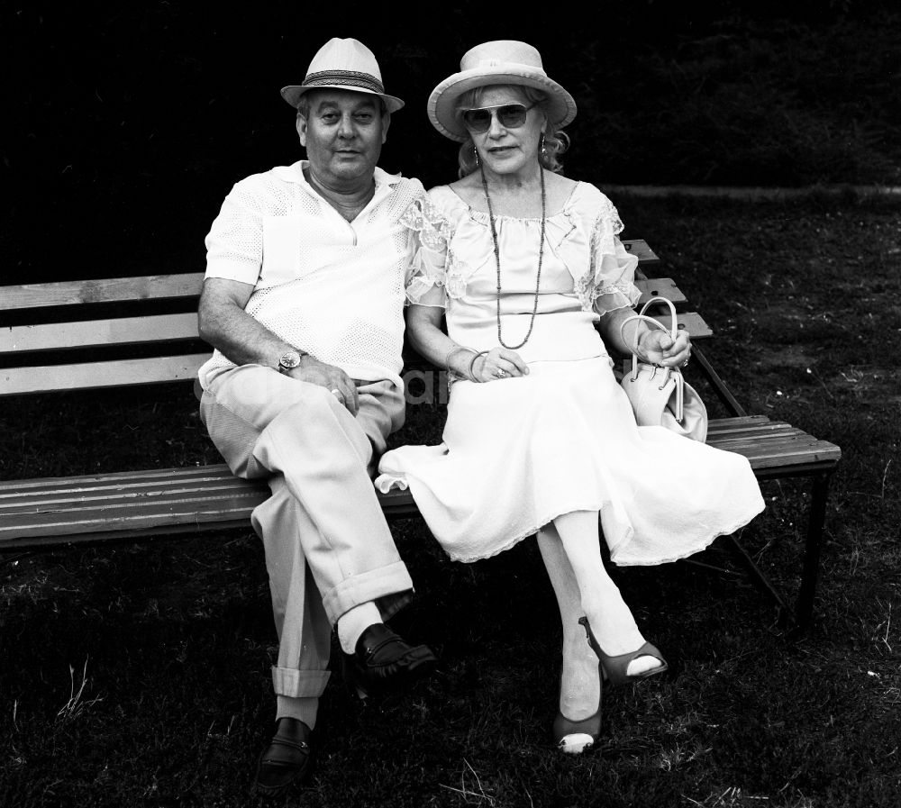 DDR-Bildarchiv: Berlin - Rentnerpaar auf einer Parkbank in Berlin, der ehemaligen Hauptstadt der DDR, Deutsche Demokratische Republik