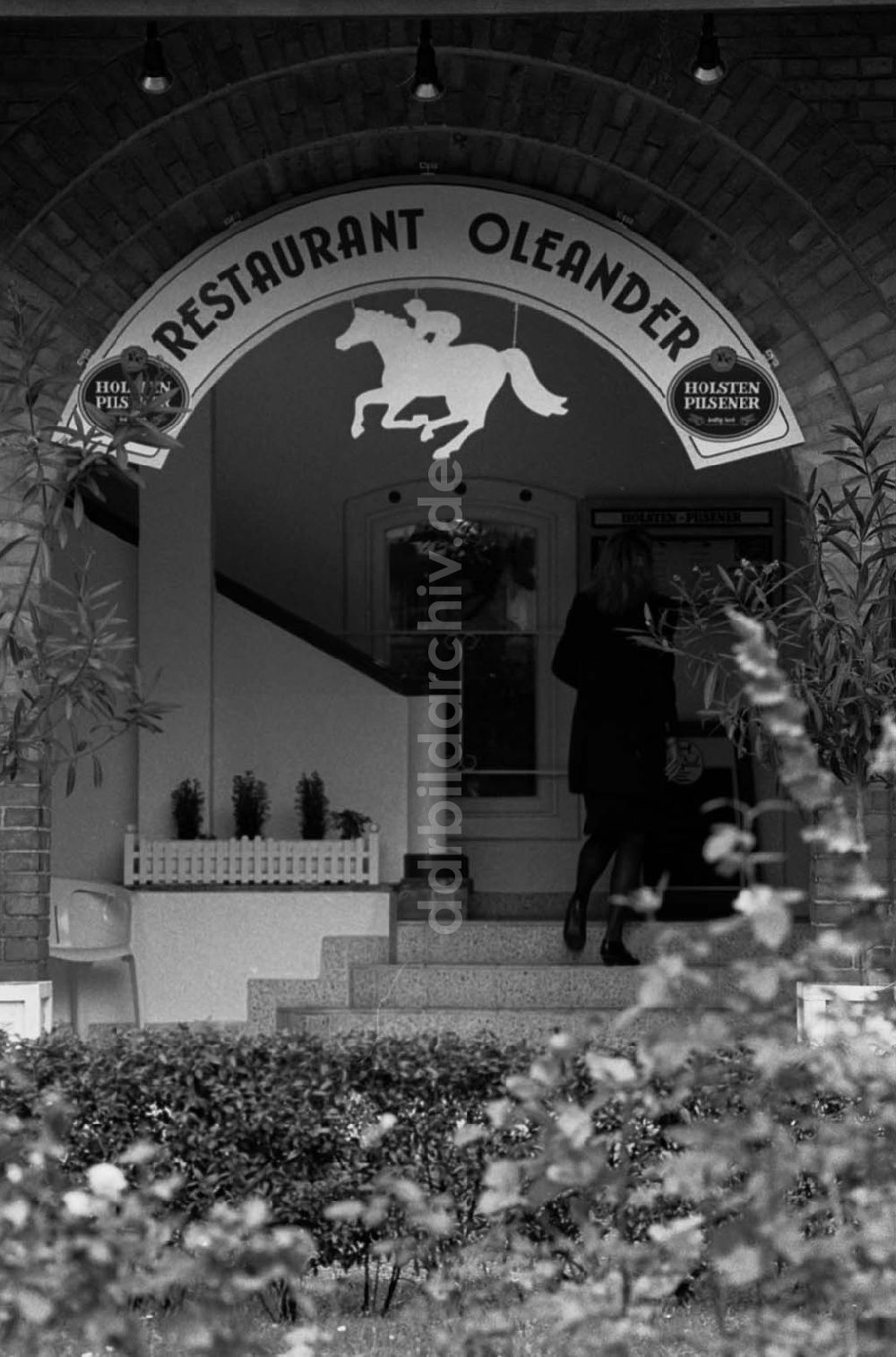 DDR-Bildarchiv: Berlin-Hoppegarten - Restaurant Oleander in Hoppegarten 24.09.92 Foto:ND/ Lange Umschlag 1160