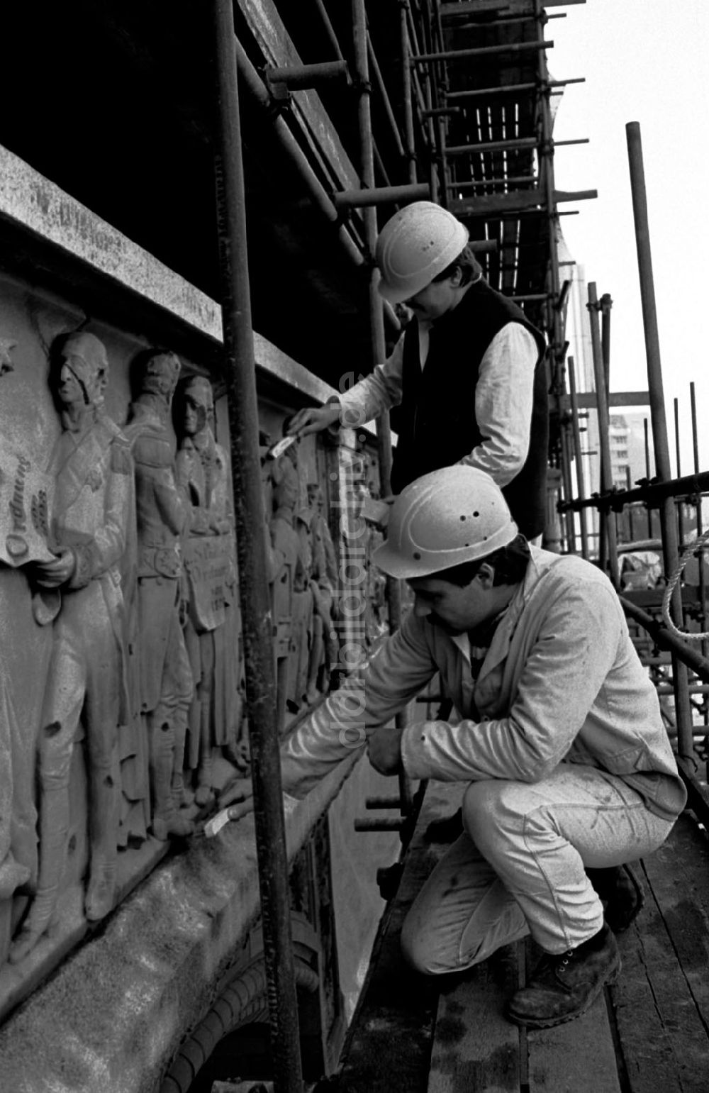 DDR-Bildarchiv: Berlin-Mitte - Restaurationsarbeiten am Roten Rathaus (Turmdach) 12.04.89 Foto: Grahn Umschlagnummer: 0411
