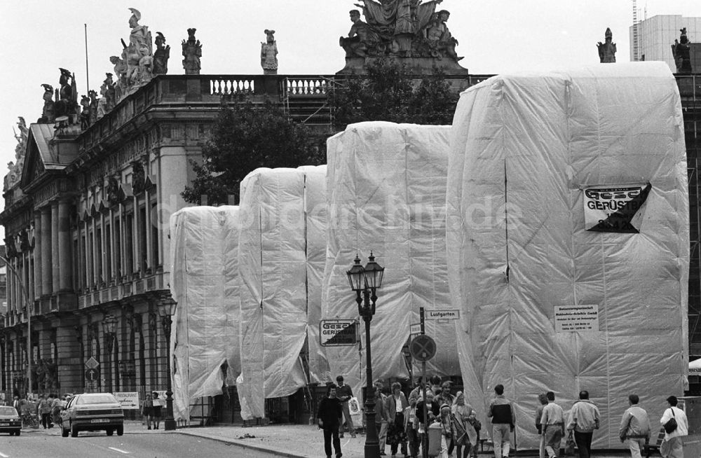 DDR-Fotoarchiv: Berlin - Restaurierung der Skulpturen auf der Schloßbrücke beim Marstall 29.07.92 Lange Umschlag 1084