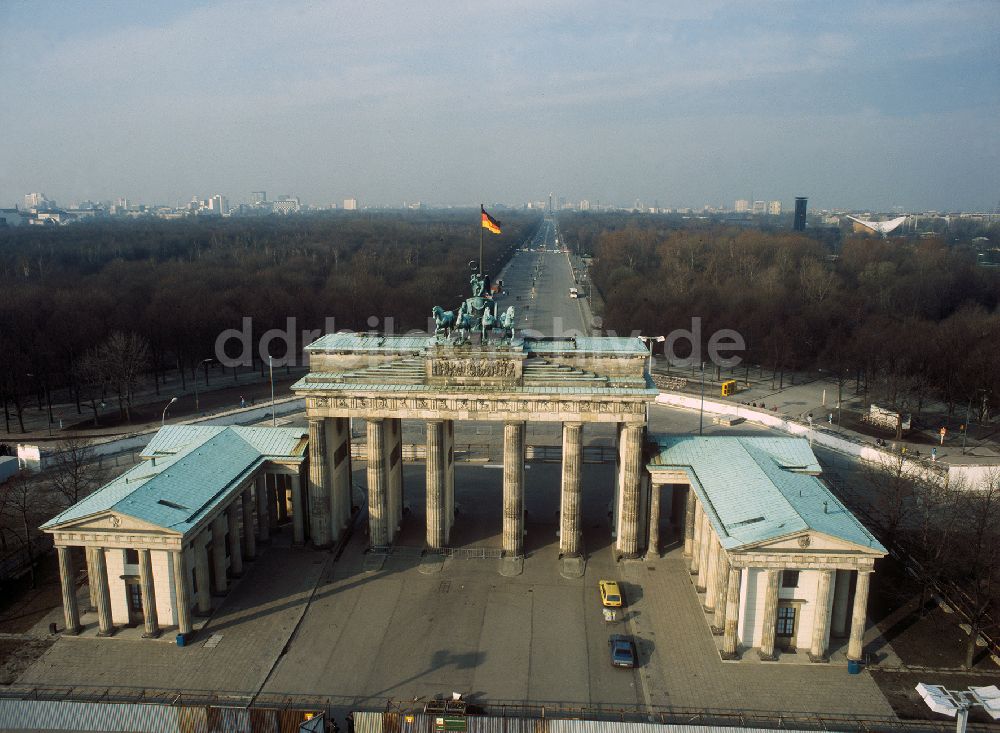 DDR-Fotoarchiv: Berlin - Restaurierungsarbeiten am Brandenburger Tor mit Quadriga mit DDR-Fahne