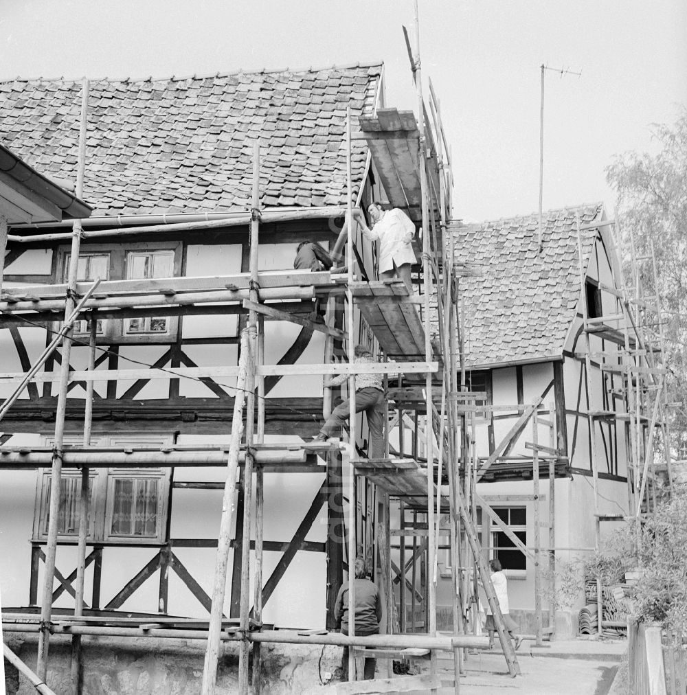 DDR-Fotoarchiv: Treffurt - Restaurierungsarbeiten an historischen Fachwerkhäusern in Treffurt in Thüringen in der DDR