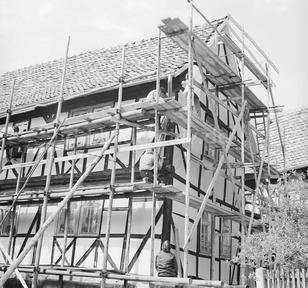 Treffurt: Restaurierungsarbeiten an historischen Fachwerkhäusern in Treffurt in Thüringen in der DDR