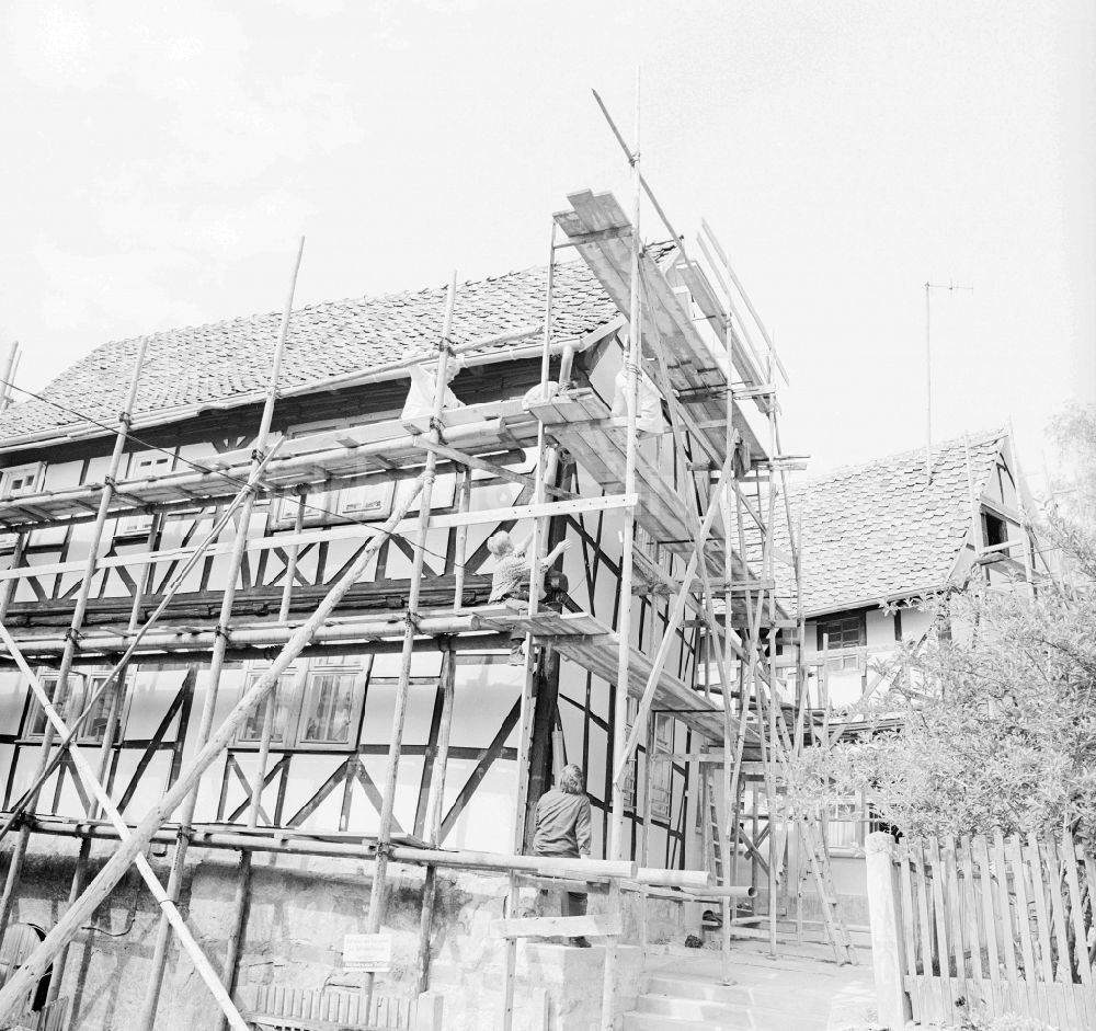 DDR-Bildarchiv: Treffurt - Restaurierungsarbeiten an historischen Fachwerkhäusern in Treffurt in Thüringen in der DDR