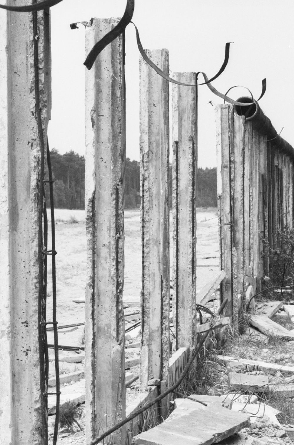 DDR-Fotoarchiv: Potsdam - Reste bereits demontierter Betonsegmente an der Berliner Mauer im Umland von Potsdam in Brandenburg