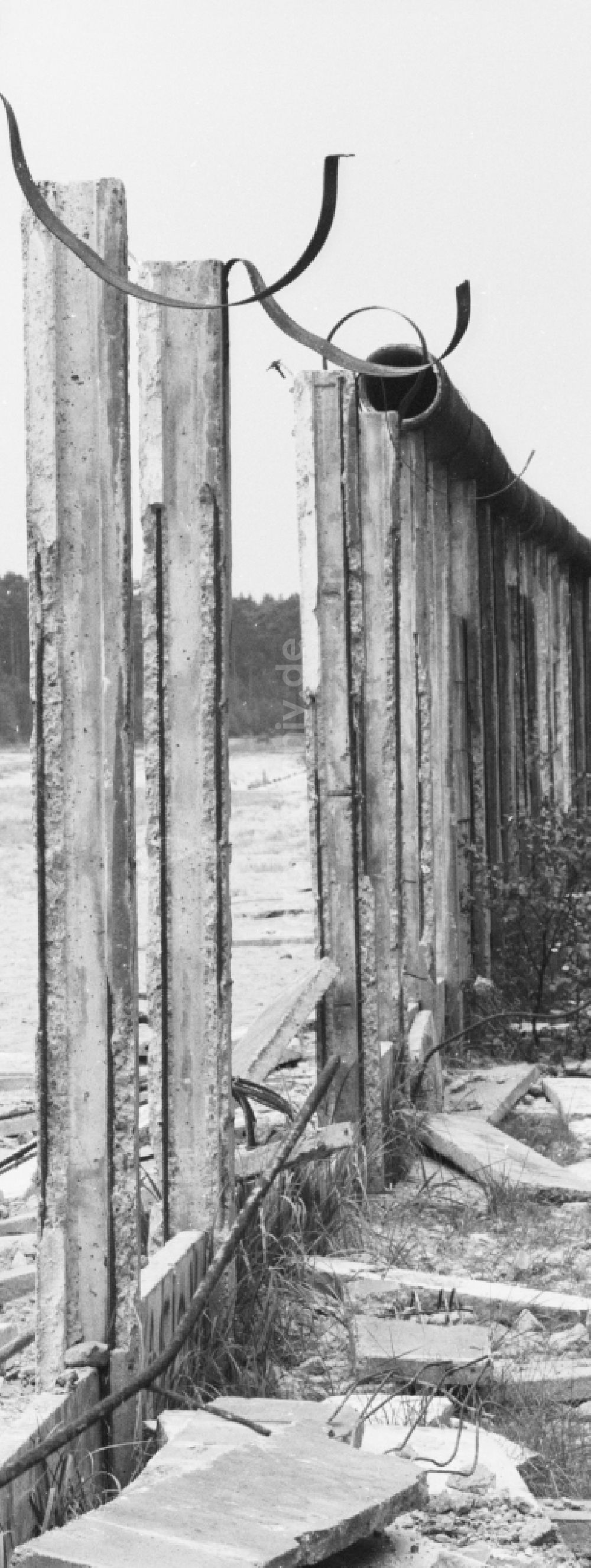 Potsdam: Reste bereits demontierter Betonsegmente an der Berliner Mauer im Umland von Potsdam in Brandenburg