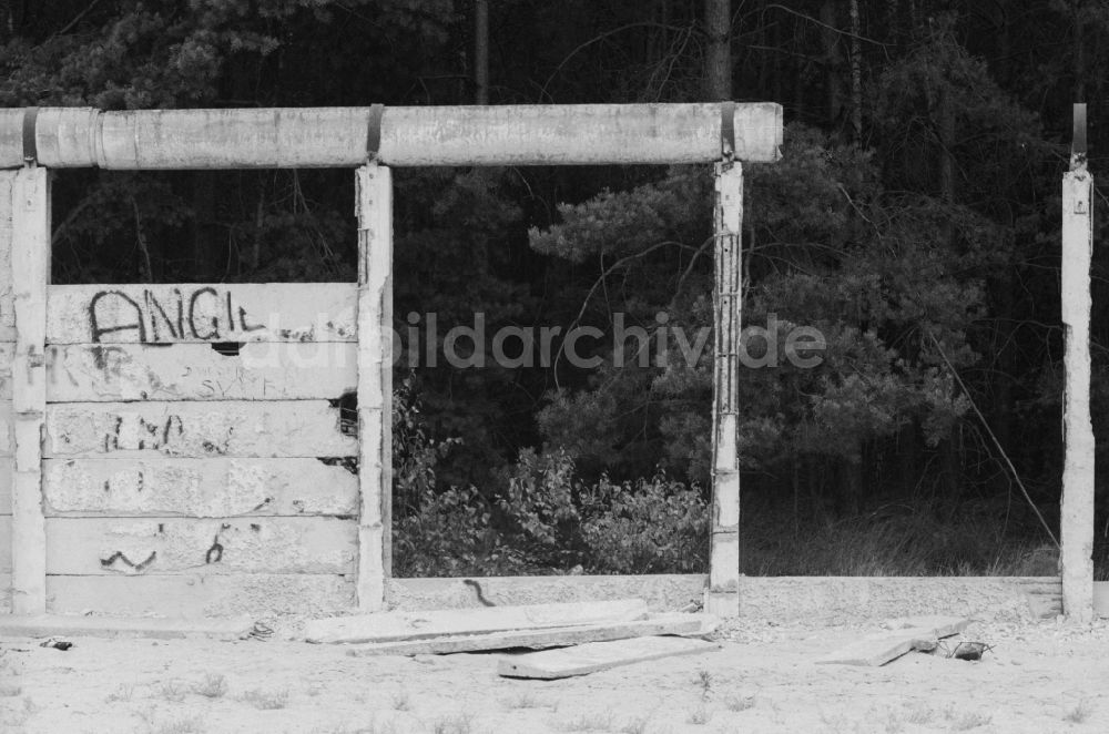 DDR-Bildarchiv: Potsdam - Reste bereits demontierter Betonsegmente an der Berliner Mauer im Umland von Potsdam in Brandenburg