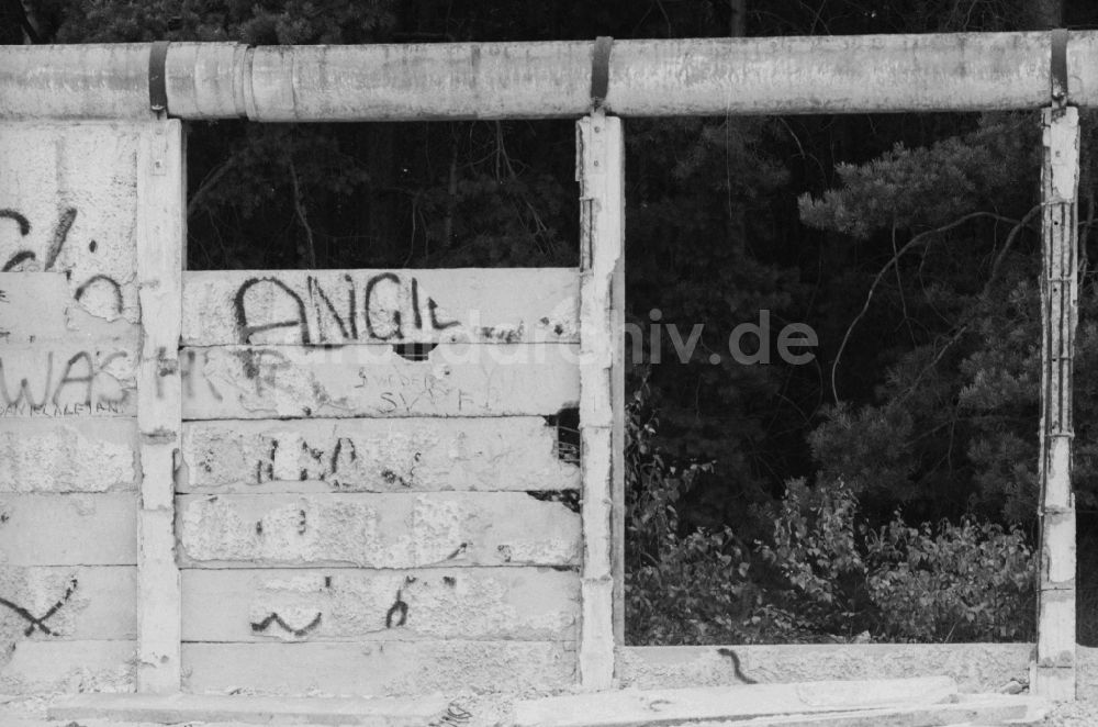 DDR-Fotoarchiv: Potsdam - Reste bereits demontierter Betonsegmente an der Berliner Mauer im Umland von Potsdam in Brandenburg