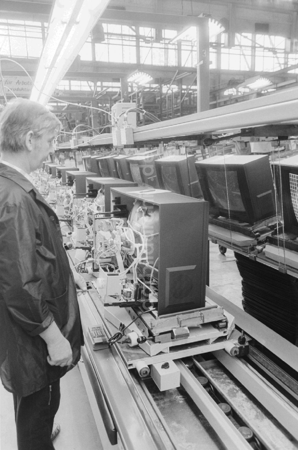 DDR-Bildarchiv: Staßfurt - RFT - Fernsehgeräteproduktion in Staßfurt in Sachsen-Anhalt in der DDR
